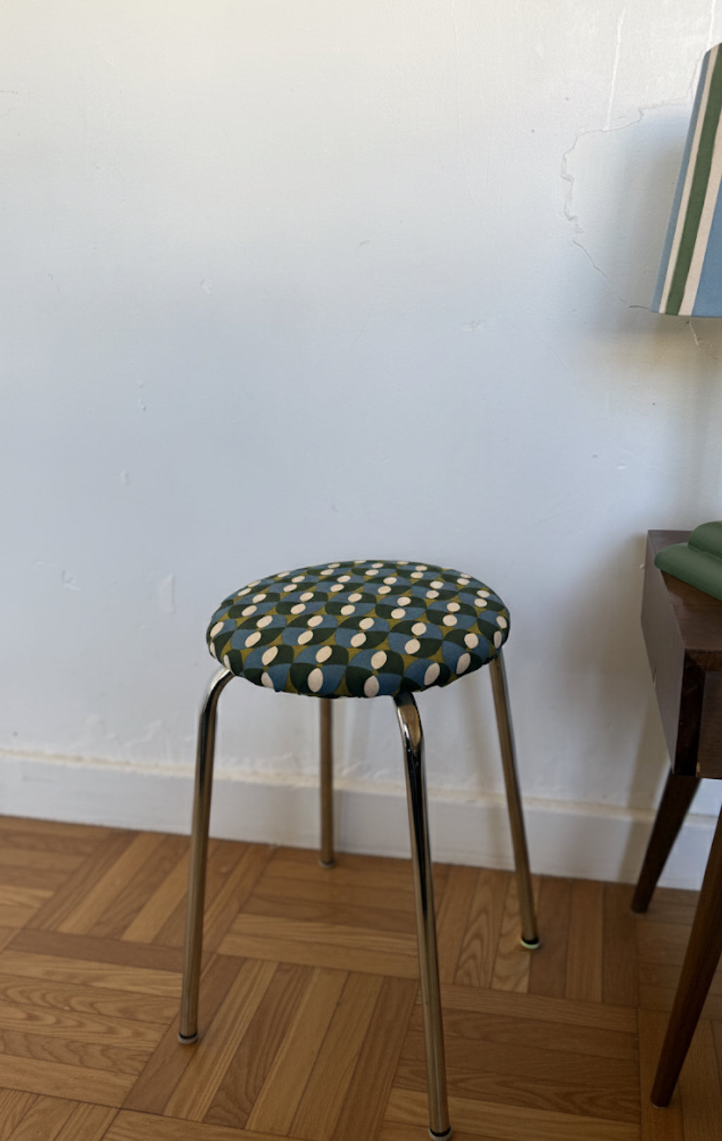 Tabouret chrome et tissu seventies