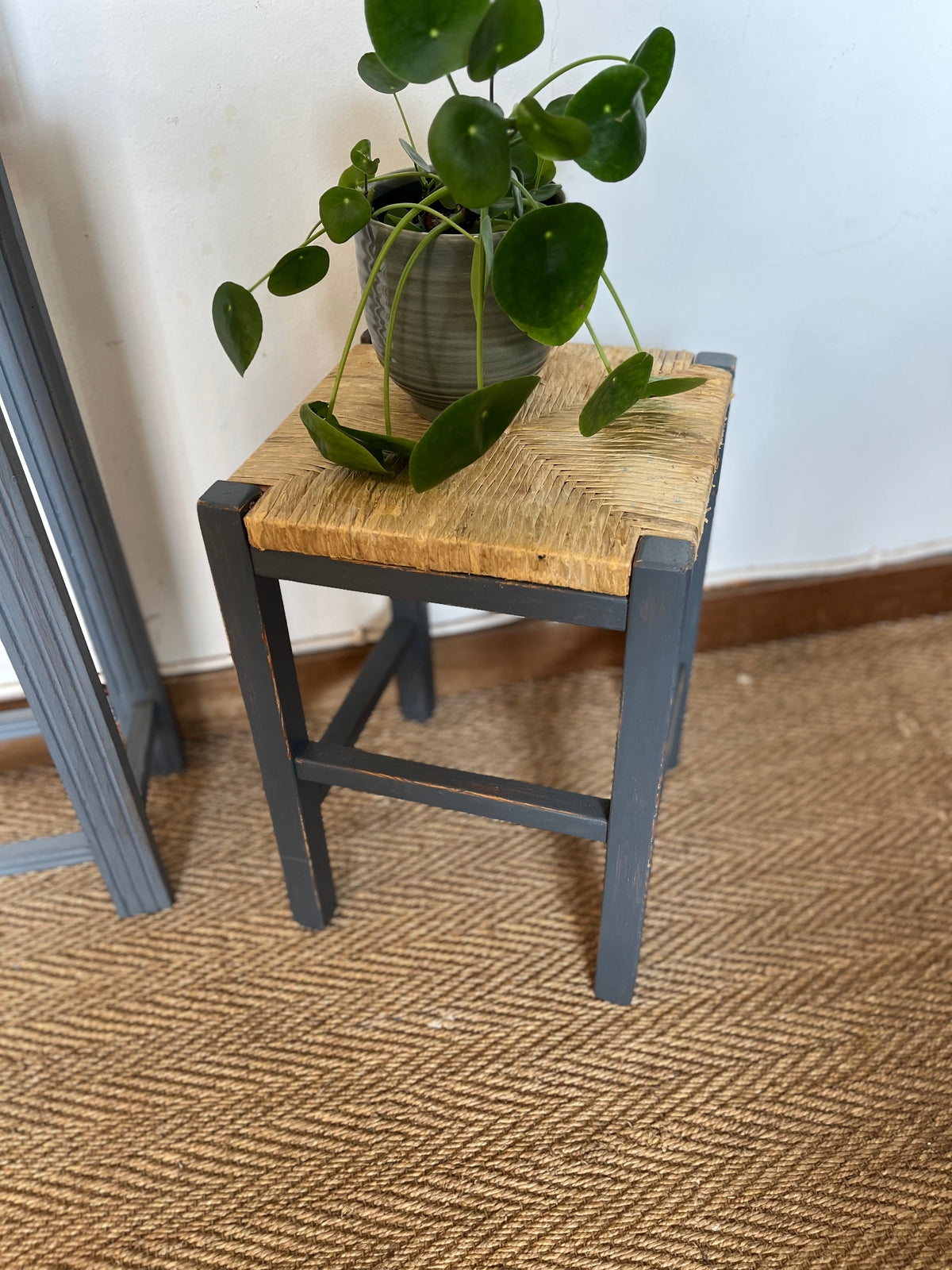 Tabouret bois et paille patiné gris