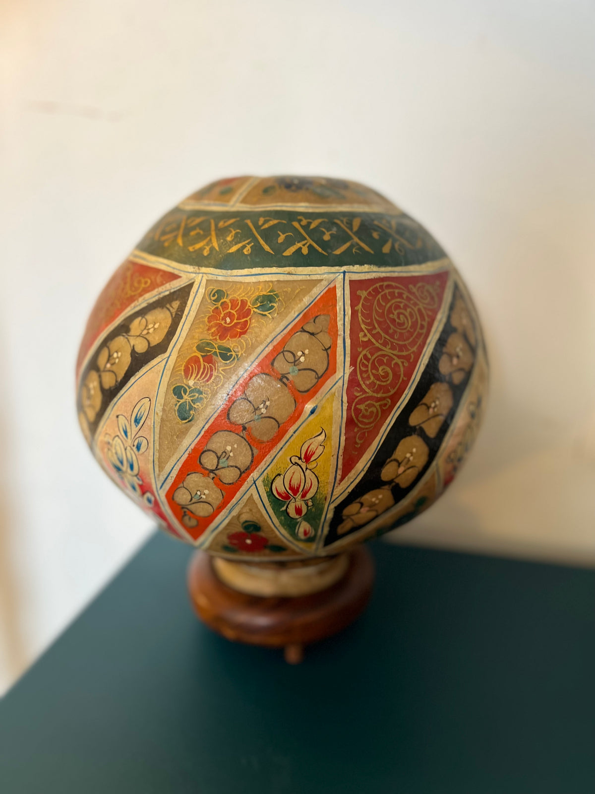 Lampe globe en peau peinte à la main