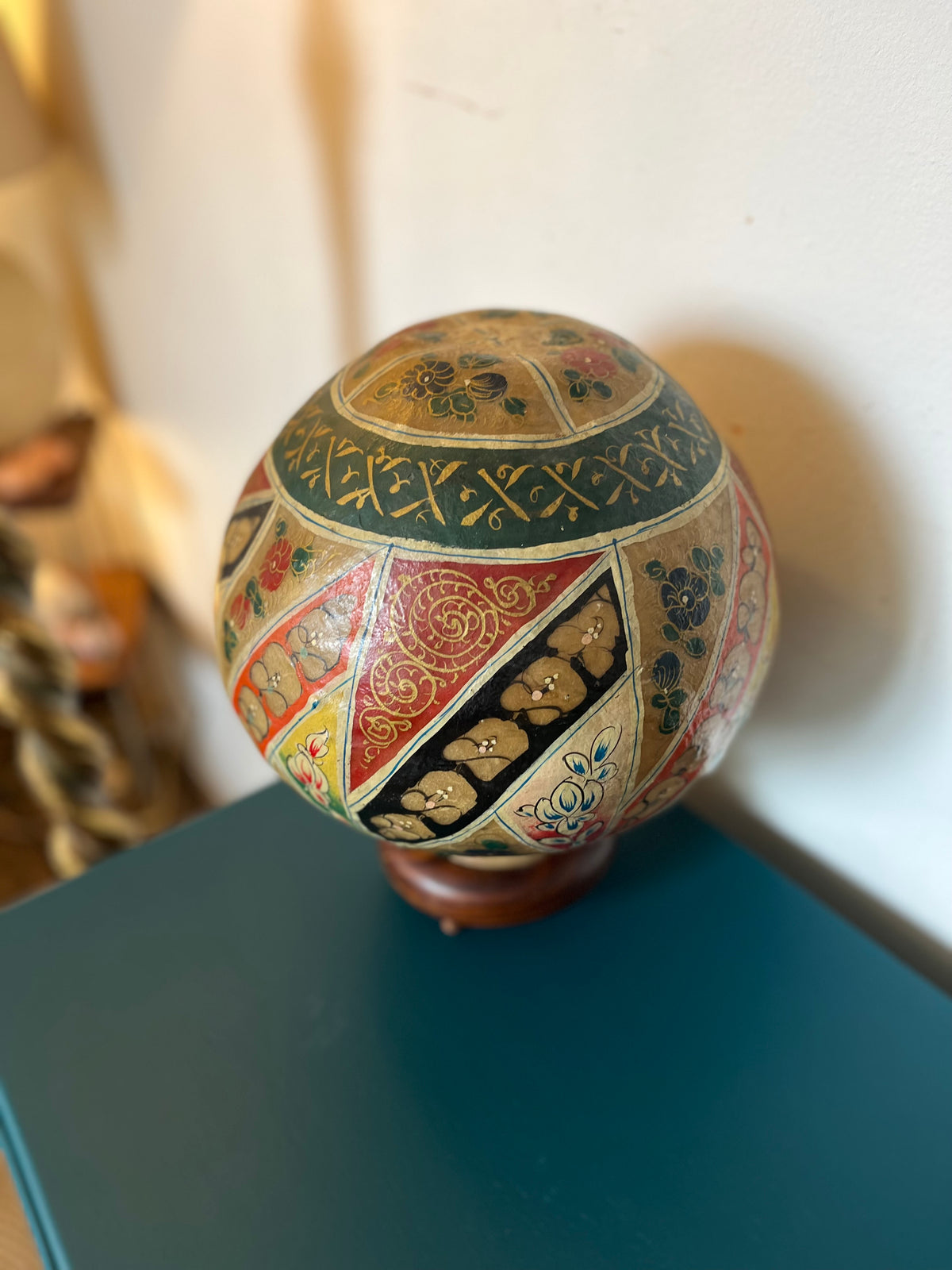 Lampe globe en peau peinte à la main