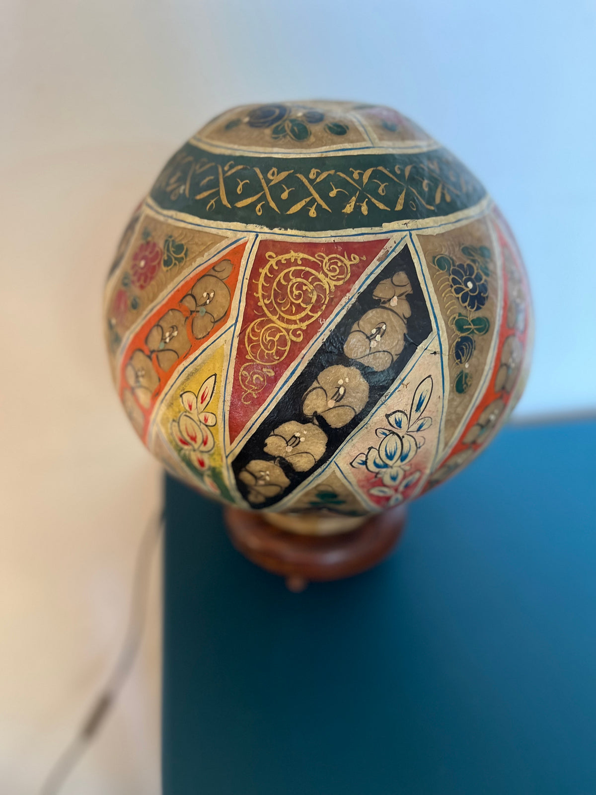 Lampe globe en peau peinte à la main