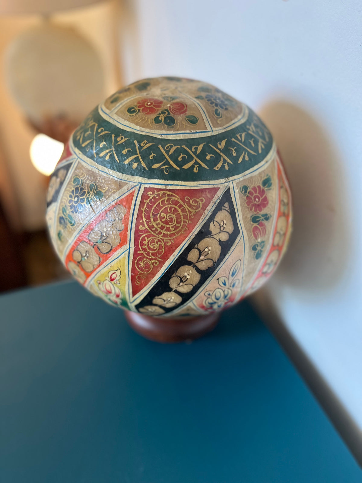 Lampe globe en peau peinte à la main