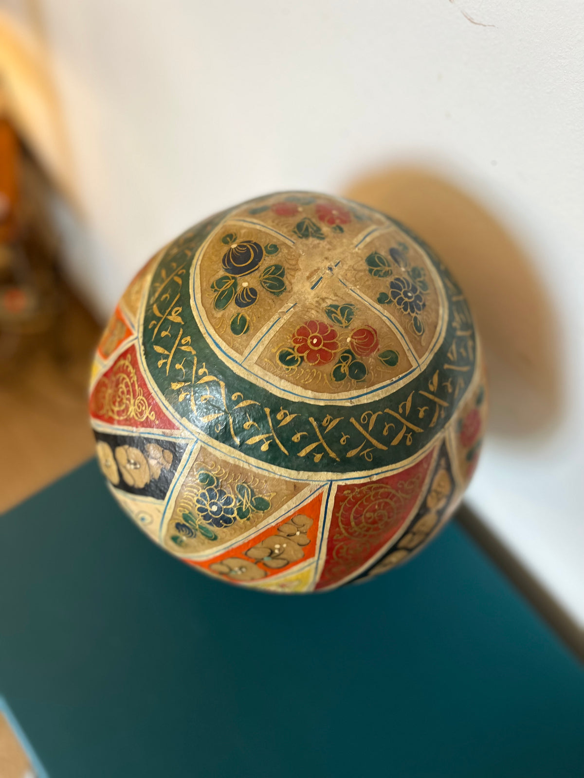 Lampe globe en peau peinte à la main