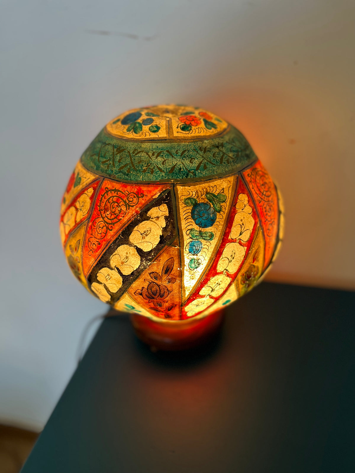 Lampe globe en peau peinte à la main