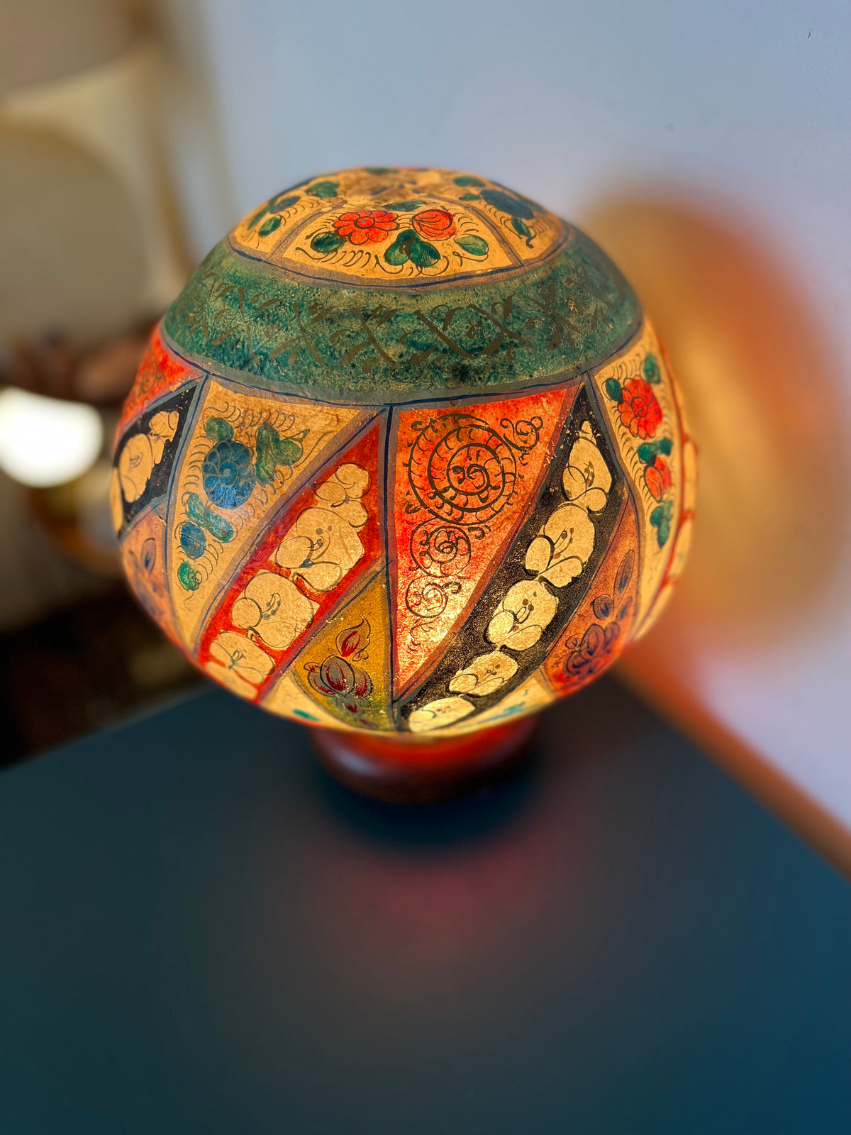 Lampe globe en peau peinte à la main