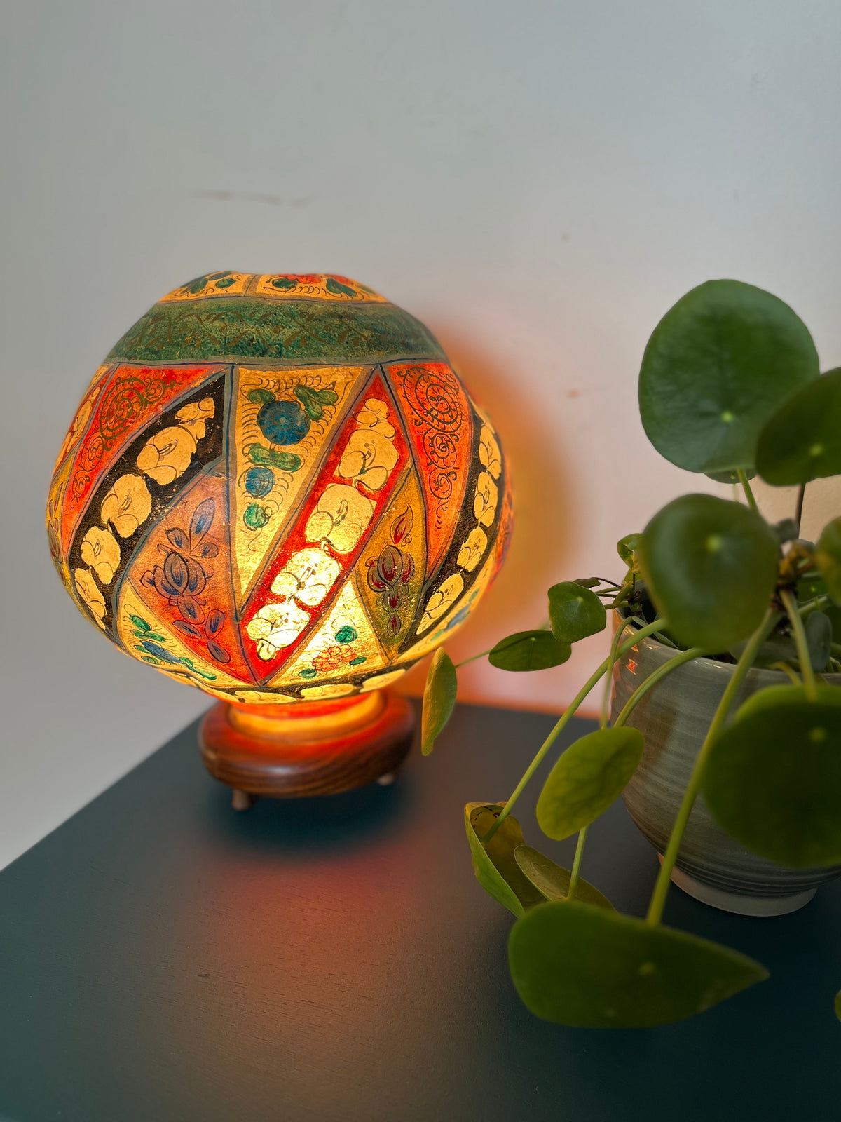 Lampe globe en peau peinte à la main