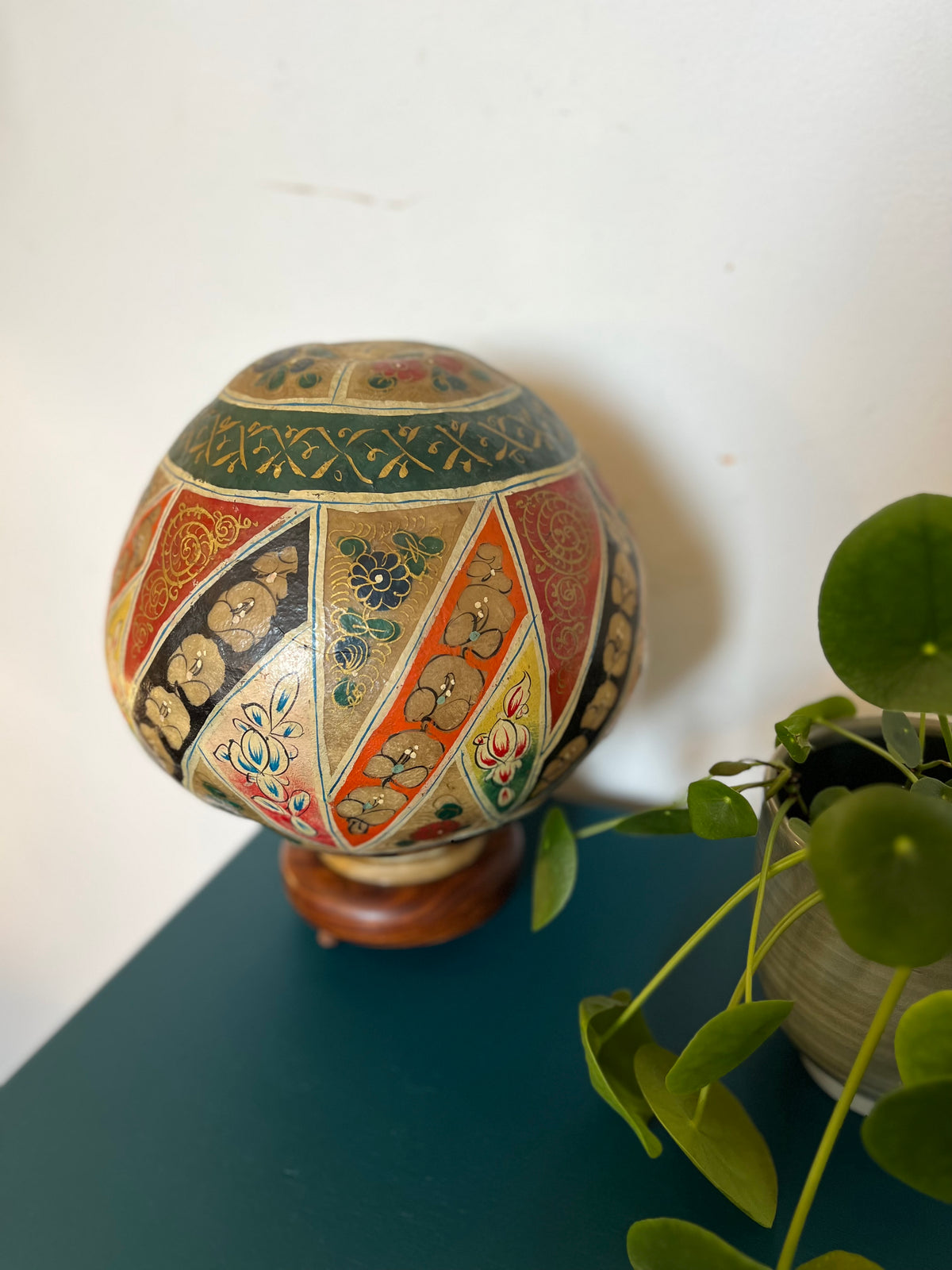 Lampe globe en peau peinte à la main
