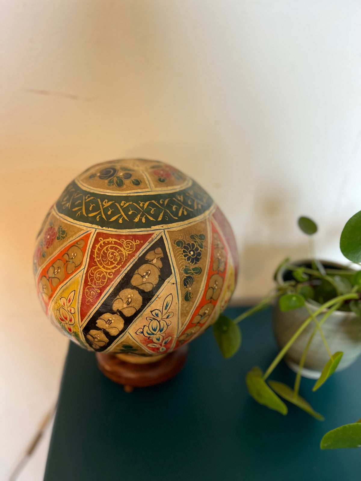 Lampe globe en peau peinte à la main