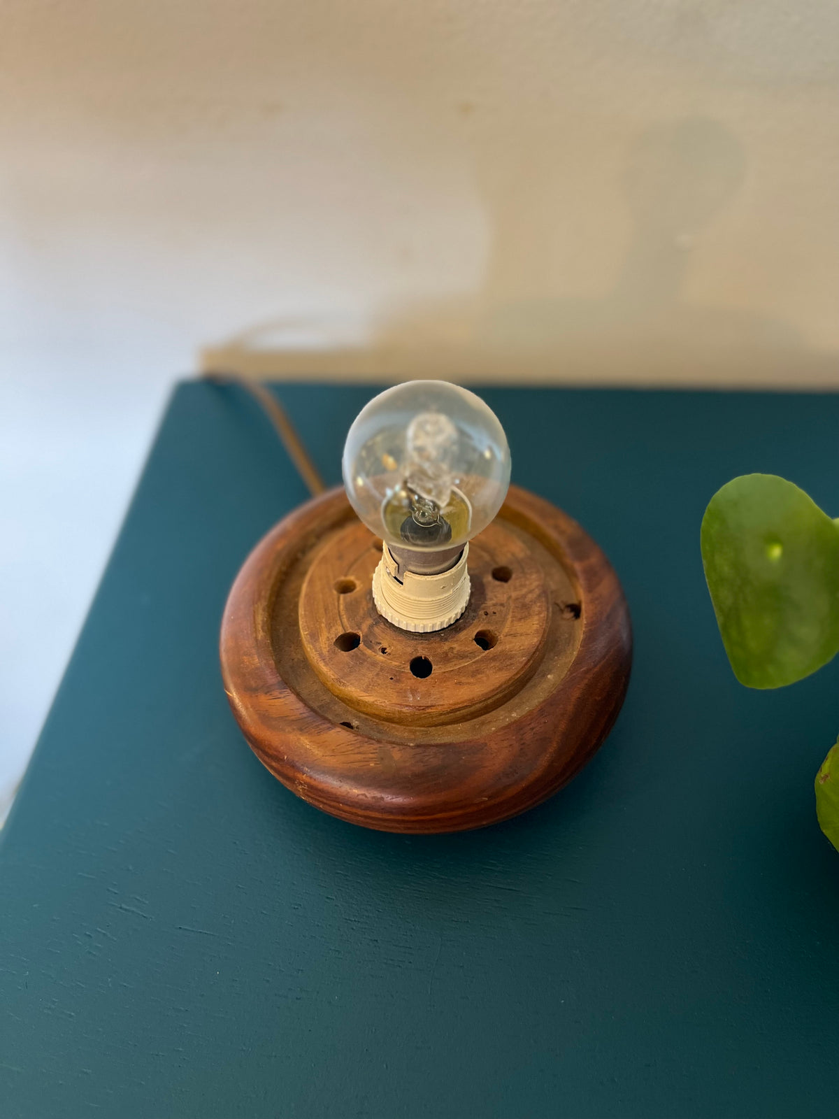 Lampe globe en peau peinte à la main