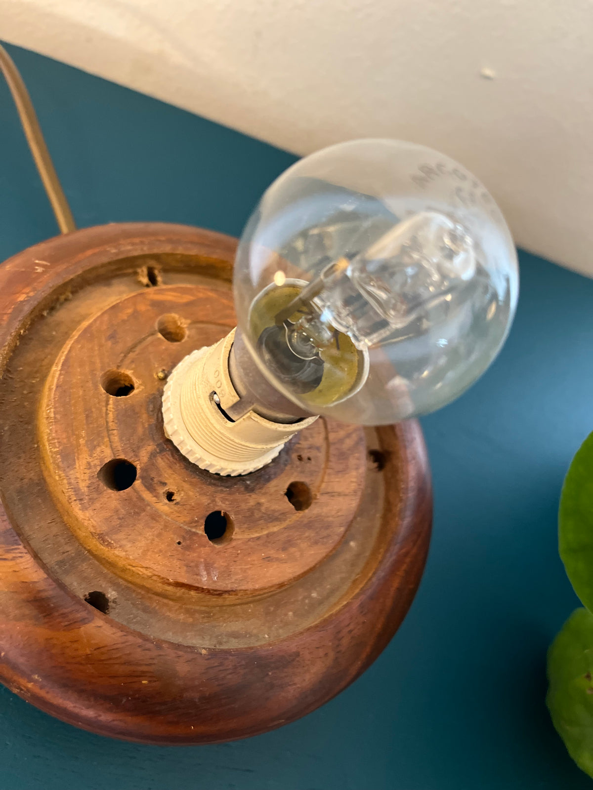 Lampe globe en peau peinte à la main
