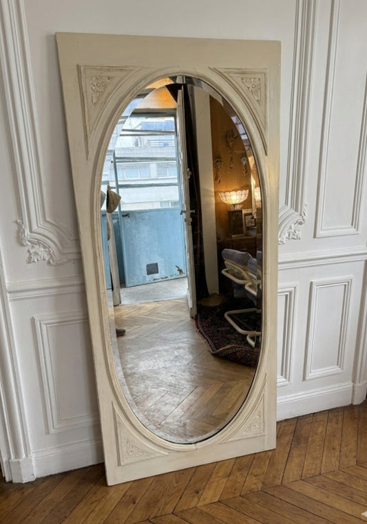Grand miroir blanc patiné art déco avec sa glace ovale biseautée
